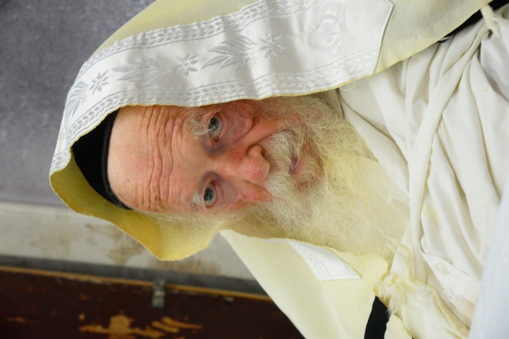 יֵלְכוּ מֵחַיִל אֶל חָיִל: שר התורה מסייע בבניית הסוכה