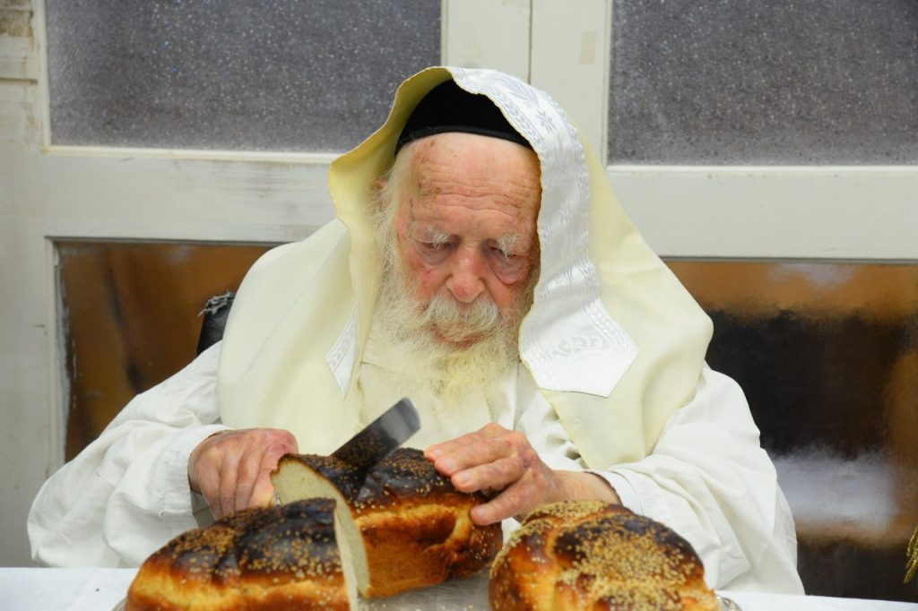 יֵלְכוּ מֵחַיִל אֶל חָיִל: שר התורה מסייע בבניית הסוכה