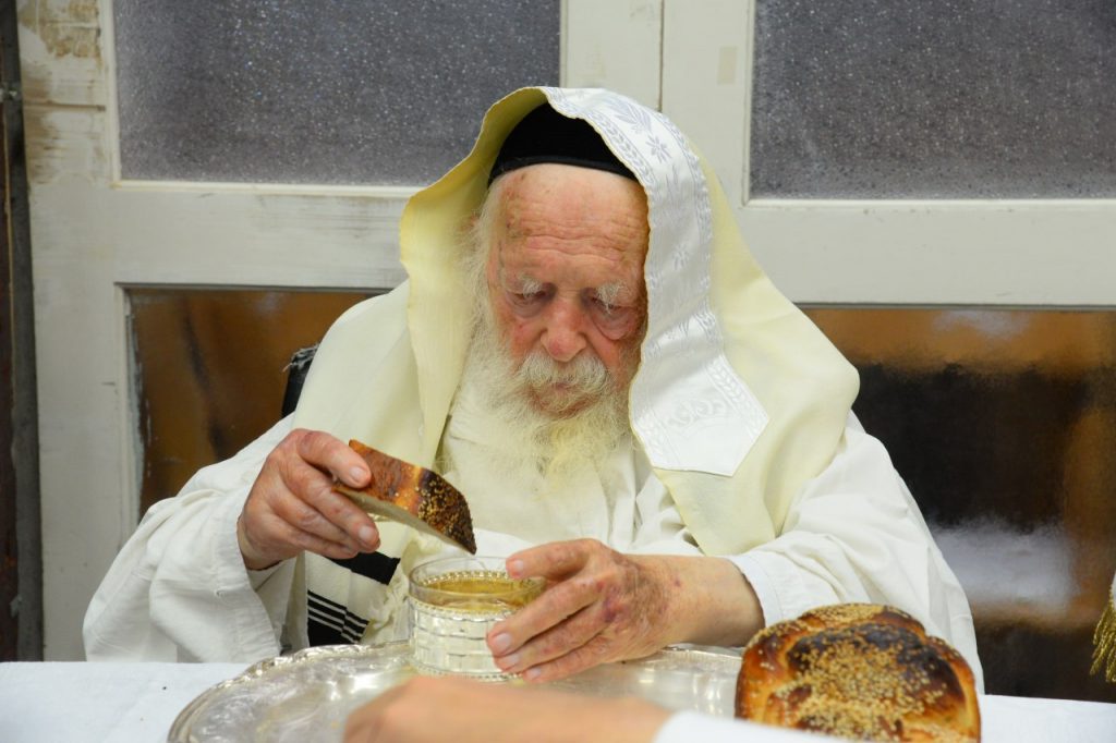 יֵלְכוּ מֵחַיִל אֶל חָיִל: שר התורה מסייע בבניית הסוכה