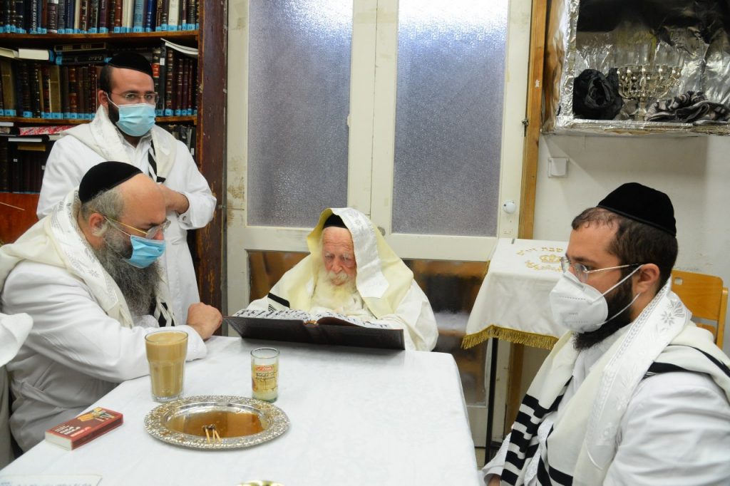 יֵלְכוּ מֵחַיִל אֶל חָיִל: שר התורה מסייע בבניית הסוכה