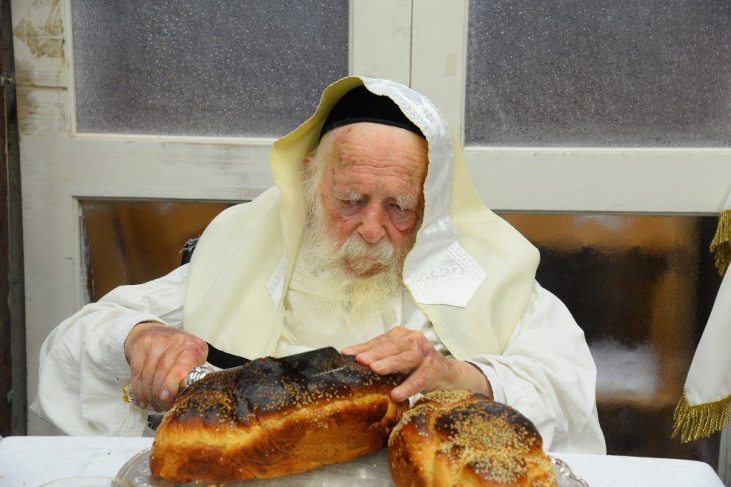 יֵלְכוּ מֵחַיִל אֶל חָיִל: שר התורה מסייע בבניית הסוכה