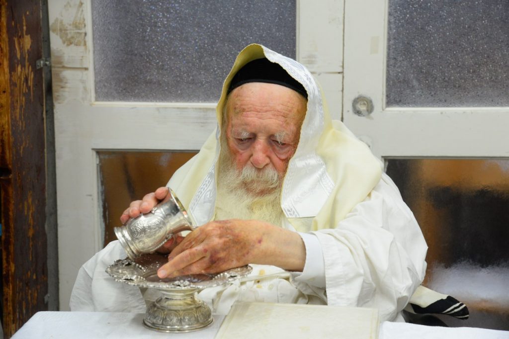 יֵלְכוּ מֵחַיִל אֶל חָיִל: שר התורה מסייע בבניית הסוכה