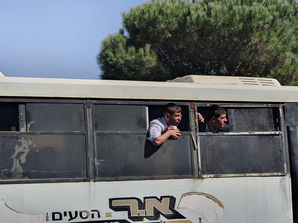 משבר בין רוני נומה לחרדים: עשרת אלפים בני ישיבות לא נבדקו ושוחררו