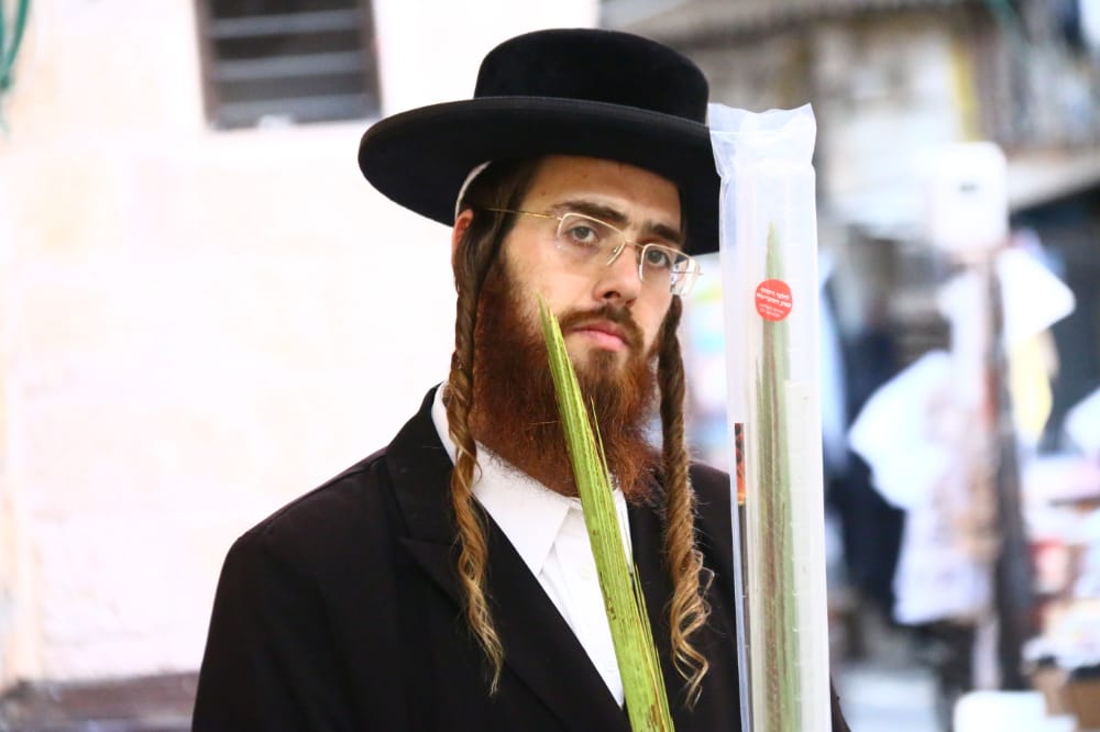 מסכה מענפי הלולב כבר ראיתם? גלריה ממאה שערים