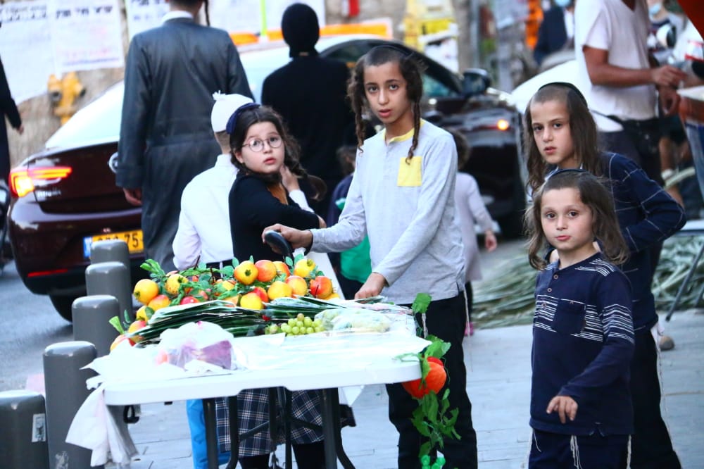 מסכה מענפי הלולב כבר ראיתם? גלריה ממאה שערים