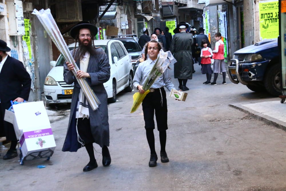 מסכה מענפי הלולב כבר ראיתם? גלריה ממאה שערים