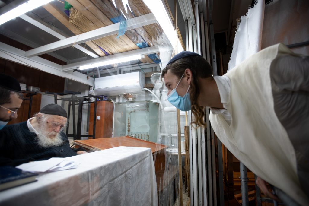 גלריה: הצצה לביתו של שר התורה הגר"ח קנייבסקי