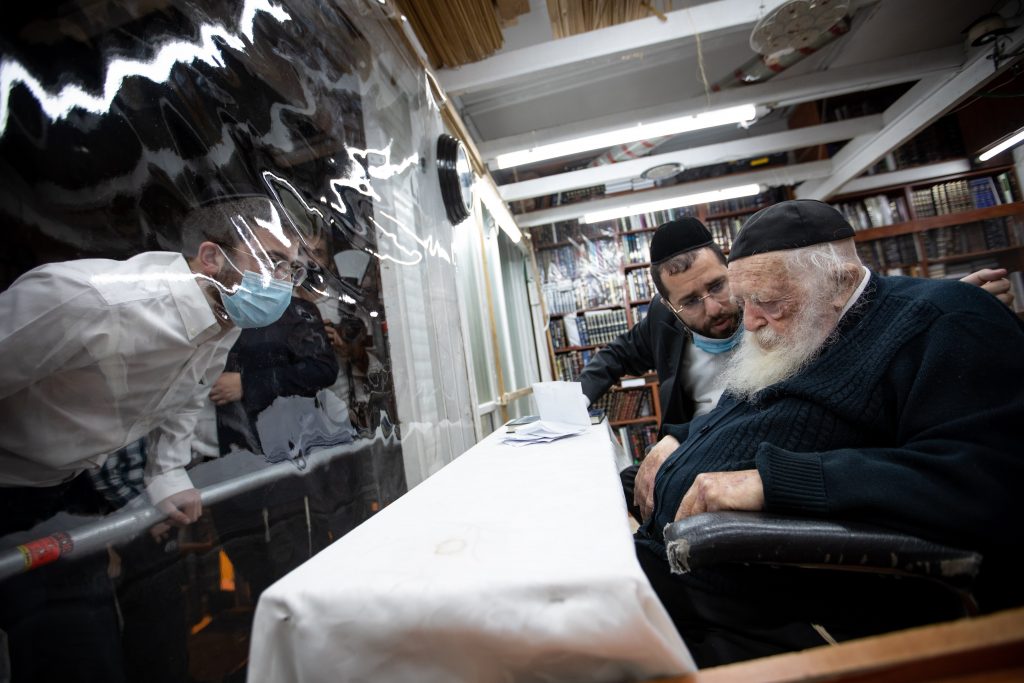 גלריה: הצצה לביתו של שר התורה הגר"ח קנייבסקי