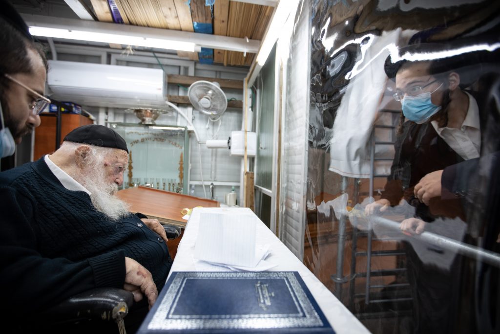 גלריה: הצצה לביתו של שר התורה הגר"ח קנייבסקי