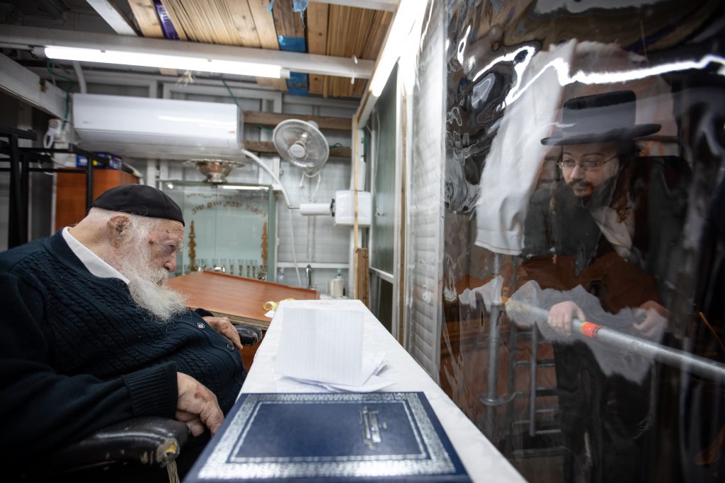 גלריה: הצצה לביתו של שר התורה הגר"ח קנייבסקי