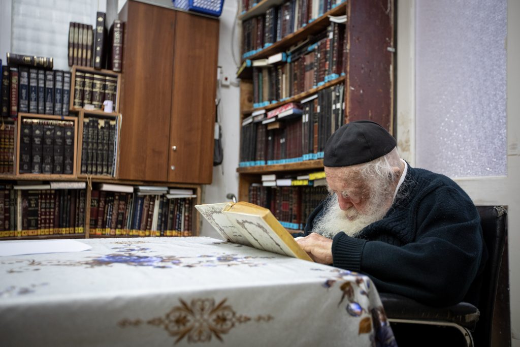 גלריה: הצצה לביתו של שר התורה הגר"ח קנייבסקי