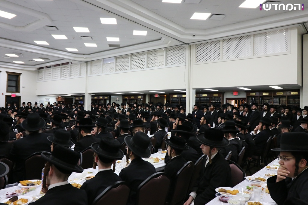 האדמו"ר מסאטמר בסעודת היארציט של בעל היטב לב זי"ע