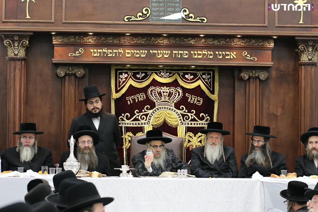 האדמו"ר מסאטמר בסעודת היארציט של בעל היטב לב זי"ע