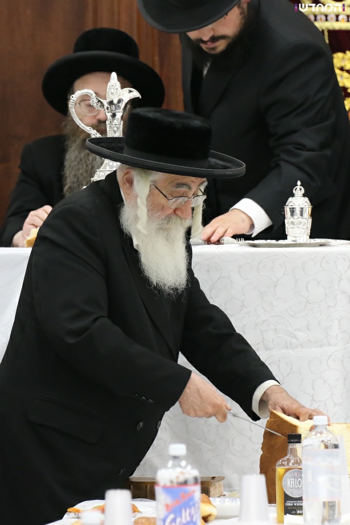 האדמו"ר מסאטמר בסעודת היארציט של בעל היטב לב זי"ע