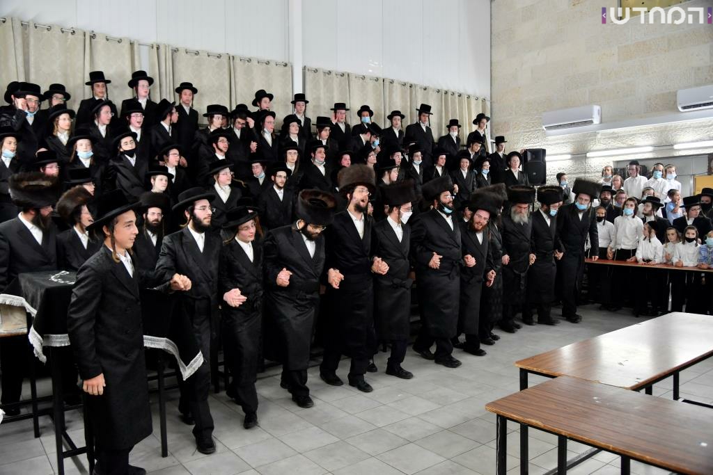 גלריה: שמחת הכנסת ספר תורה לישיבת קרעטשינף באלעד גלריה: שמחת הכנסת ספר תורה לישיבת קרעטשינף באלעד