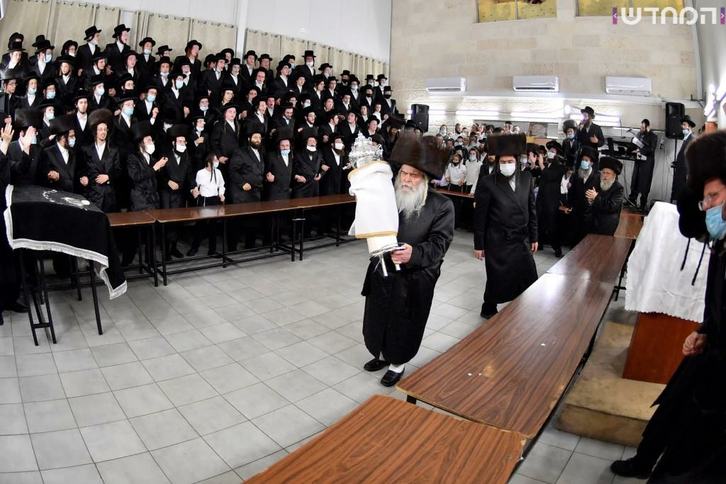 גלריה: שמחת הכנסת ספר תורה לישיבת קרעטשינף באלעד גלריה: שמחת הכנסת ספר תורה לישיבת קרעטשינף באלעד