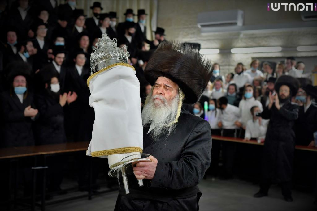 גלריה: שמחת הכנסת ספר תורה לישיבת קרעטשינף באלעד גלריה: שמחת הכנסת ספר תורה לישיבת קרעטשינף באלעד