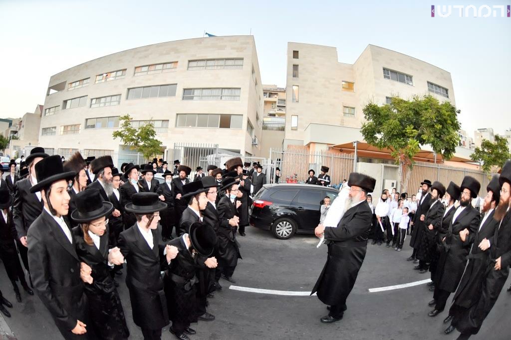 גלריה: שמחת הכנסת ספר תורה לישיבת קרעטשינף באלעד גלריה: שמחת הכנסת ספר תורה לישיבת קרעטשינף באלעד