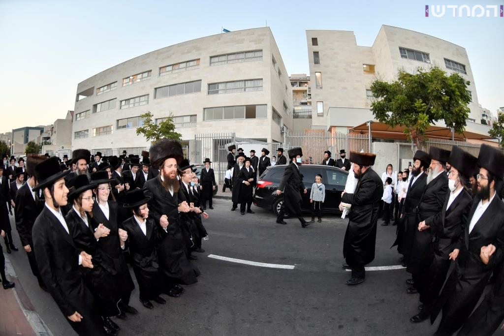 גלריה: שמחת הכנסת ספר תורה לישיבת קרעטשינף באלעד גלריה: שמחת הכנסת ספר תורה לישיבת קרעטשינף באלעד