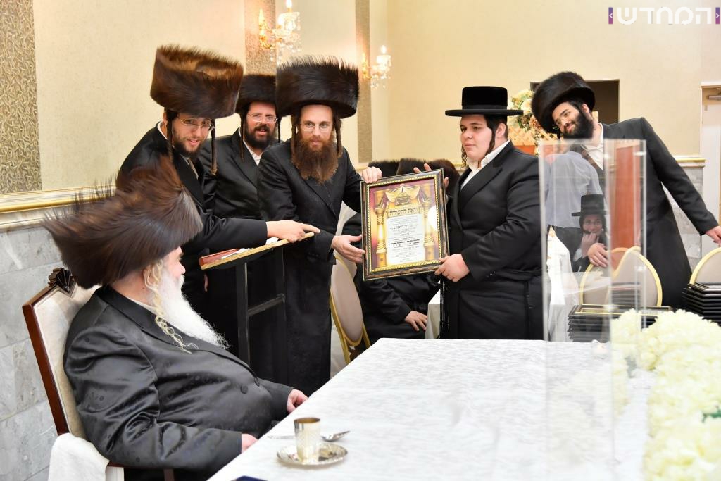 גלריה: שמחת הכנסת ספר תורה לישיבת קרעטשינף באלעד גלריה: שמחת הכנסת ספר תורה לישיבת קרעטשינף באלעד