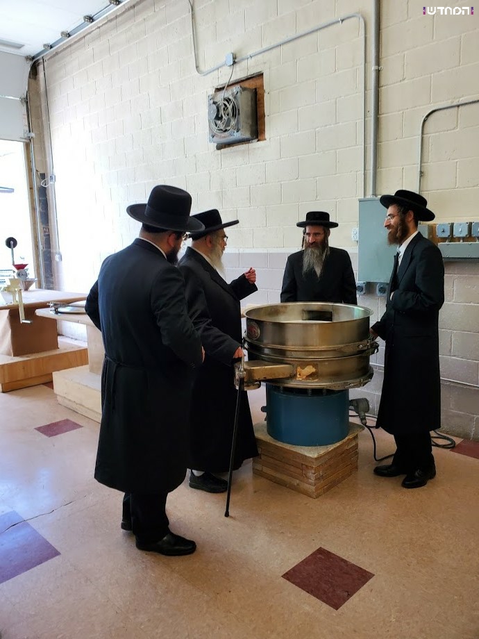 האדמו"ר מסאטמר בבדיקת החטים והמטחנות לקראת חג הפסח תשפ"א • גלריה