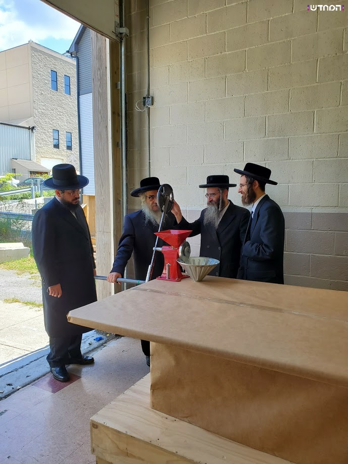 האדמו"ר מסאטמר בבדיקת החטים והמטחנות לקראת חג הפסח תשפ"א • גלריה