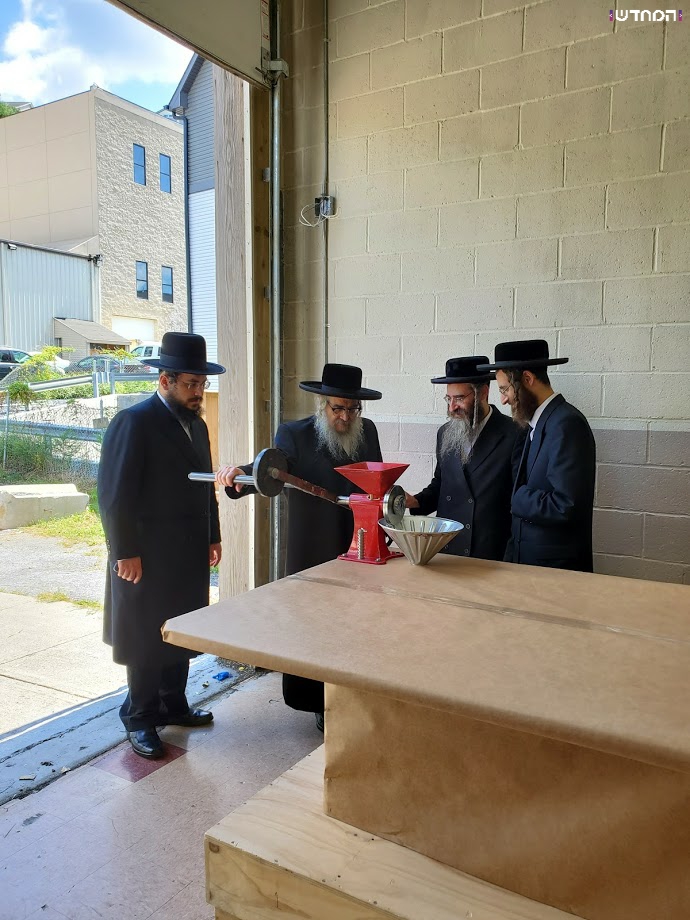 האדמו"ר מסאטמר בבדיקת החטים והמטחנות לקראת חג הפסח תשפ"א • גלריה