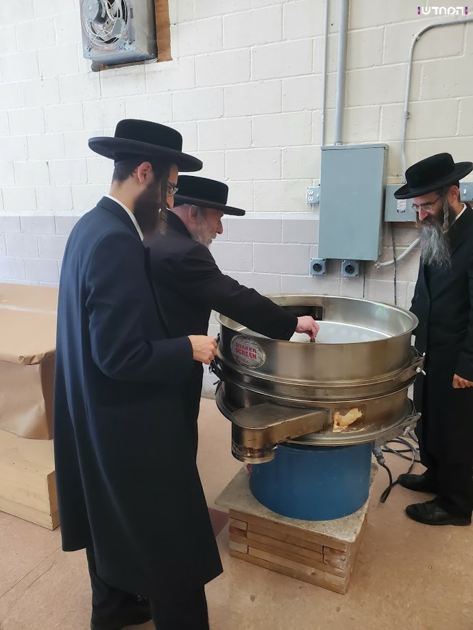 האדמו"ר מסאטמר בבדיקת החטים והמטחנות לקראת חג הפסח תשפ"א • גלריה