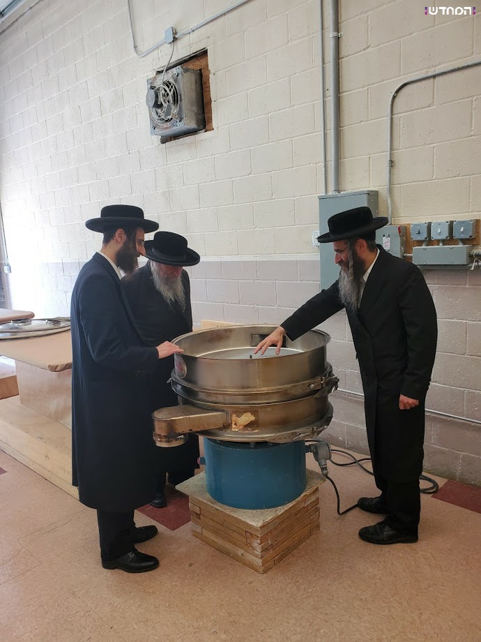 האדמו"ר מסאטמר בבדיקת החטים והמטחנות לקראת חג הפסח תשפ"א • גלריה