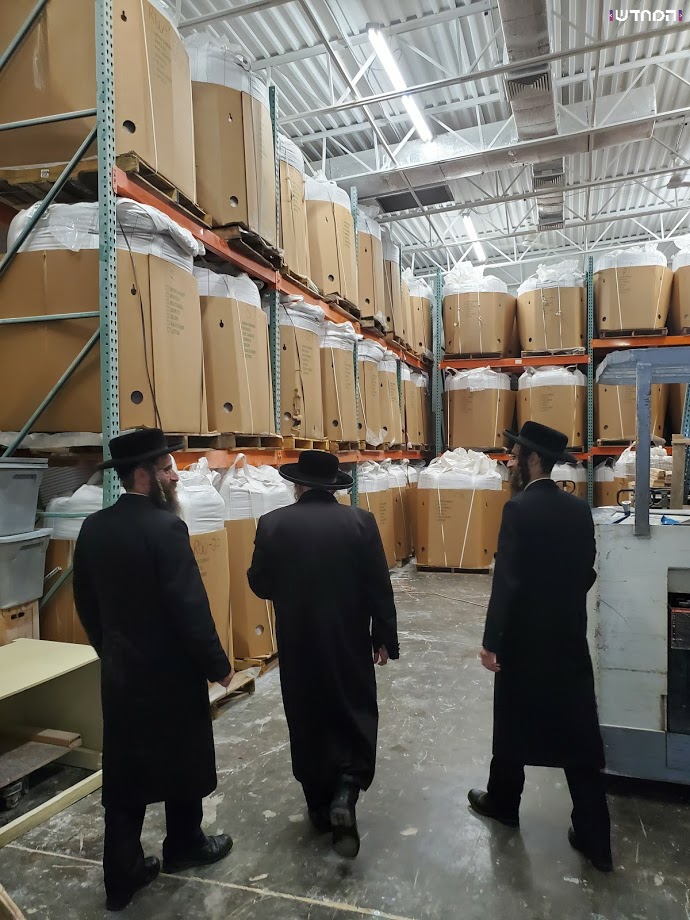 האדמו"ר מסאטמר בבדיקת החטים והמטחנות לקראת חג הפסח תשפ"א • גלריה