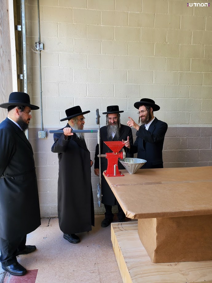 האדמו"ר מסאטמר בבדיקת החטים והמטחנות לקראת חג הפסח תשפ"א • גלריה