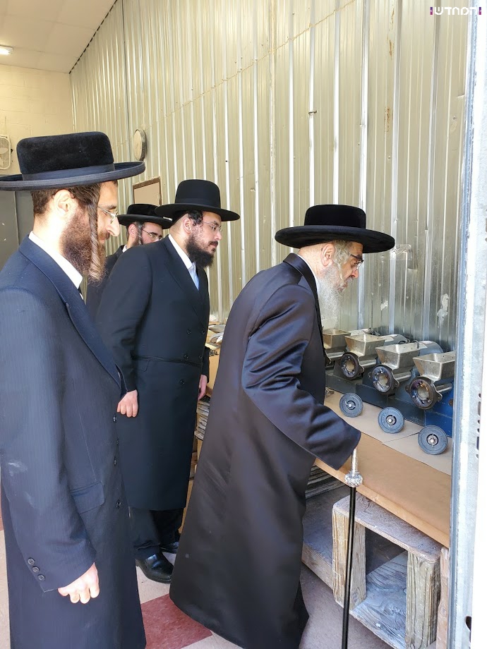 האדמו"ר מסאטמר בבדיקת החטים והמטחנות לקראת חג הפסח תשפ"א • גלריה