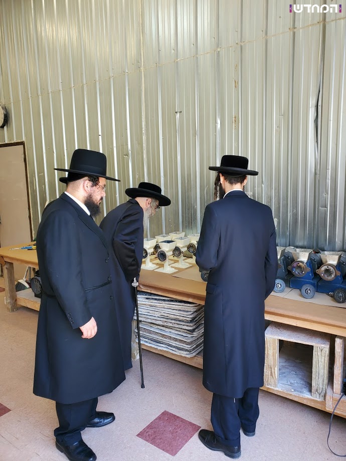 האדמו"ר מסאטמר בבדיקת החטים והמטחנות לקראת חג הפסח תשפ"א • גלריה