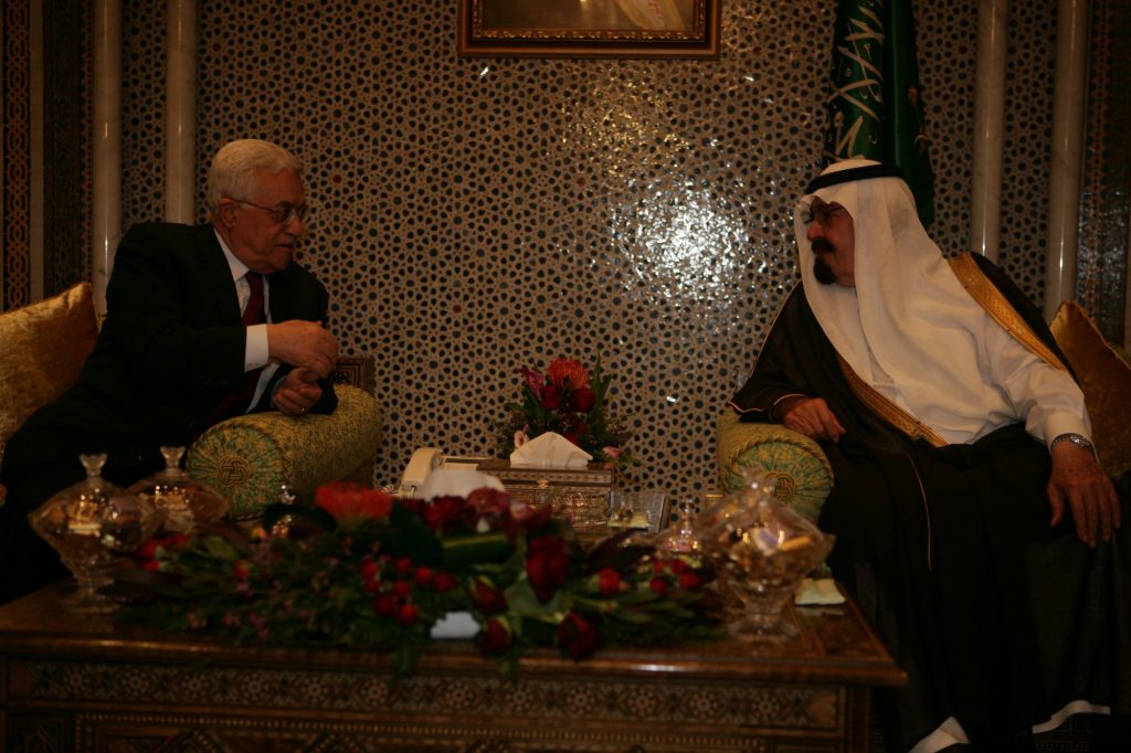 הכותרות שהעסיקו היום את העולם: נוסעים נתקעו הפוכים באוויר ברכבת הרים