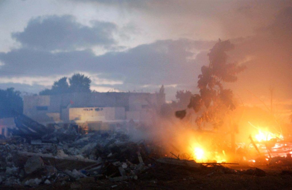 הכותרות שהעסיקו היום את העולם: נוסעים נתקעו הפוכים באוויר ברכבת הרים