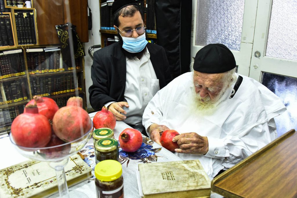 שֶׁיִּרְבּוּ זְכֻיּוֹתֵינוּ כְּרִמּוֹן • דבש ורימונים לקראת ראש השנה בבית שר התורה