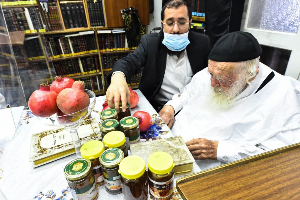 שֶׁיִּרְבּוּ זְכֻיּוֹתֵינוּ כְּרִמּוֹן • דבש ורימונים לקראת ראש השנה בבית שר התורה