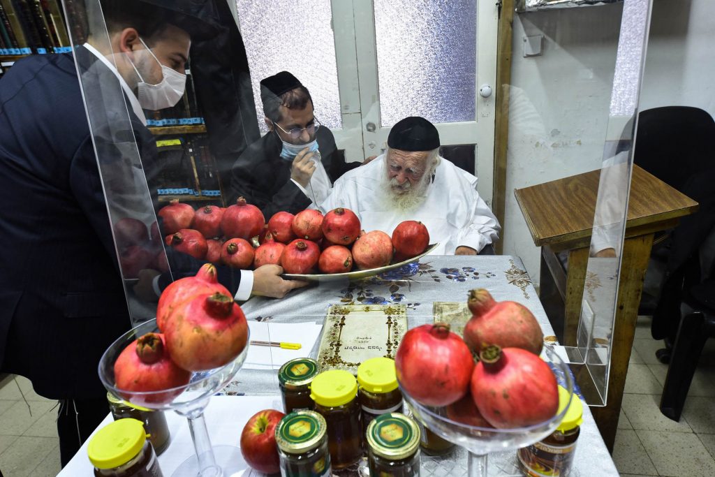 שֶׁיִּרְבּוּ זְכֻיּוֹתֵינוּ כְּרִמּוֹן • דבש ורימונים לקראת ראש השנה בבית שר התורה