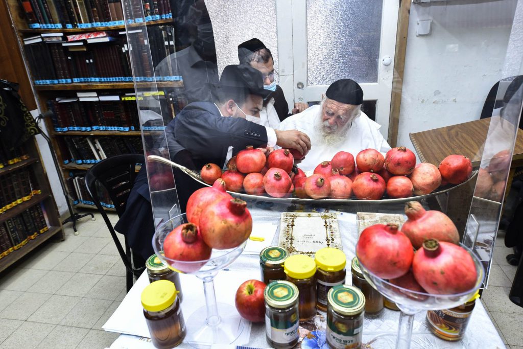 שֶׁיִּרְבּוּ זְכֻיּוֹתֵינוּ כְּרִמּוֹן • דבש ורימונים לקראת ראש השנה בבית שר התורה