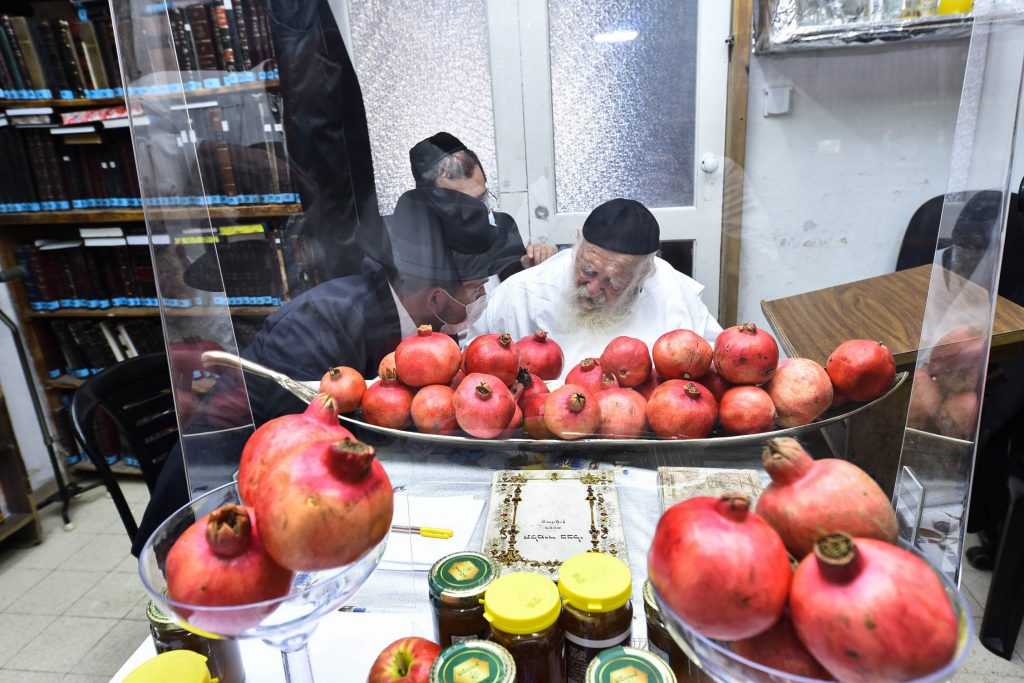 שֶׁיִּרְבּוּ זְכֻיּוֹתֵינוּ כְּרִמּוֹן • דבש ורימונים לקראת ראש השנה בבית שר התורה