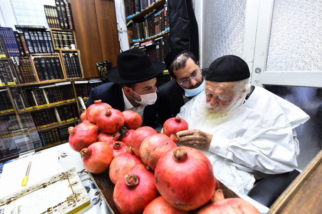 שֶׁיִּרְבּוּ זְכֻיּוֹתֵינוּ כְּרִמּוֹן • דבש ורימונים לקראת ראש השנה בבית שר התורה