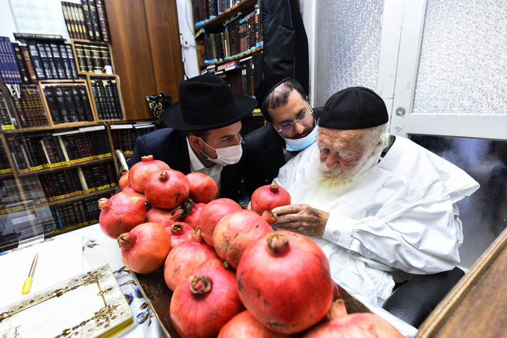 שֶׁיִּרְבּוּ זְכֻיּוֹתֵינוּ כְּרִמּוֹן • דבש ורימונים לקראת ראש השנה בבית שר התורה