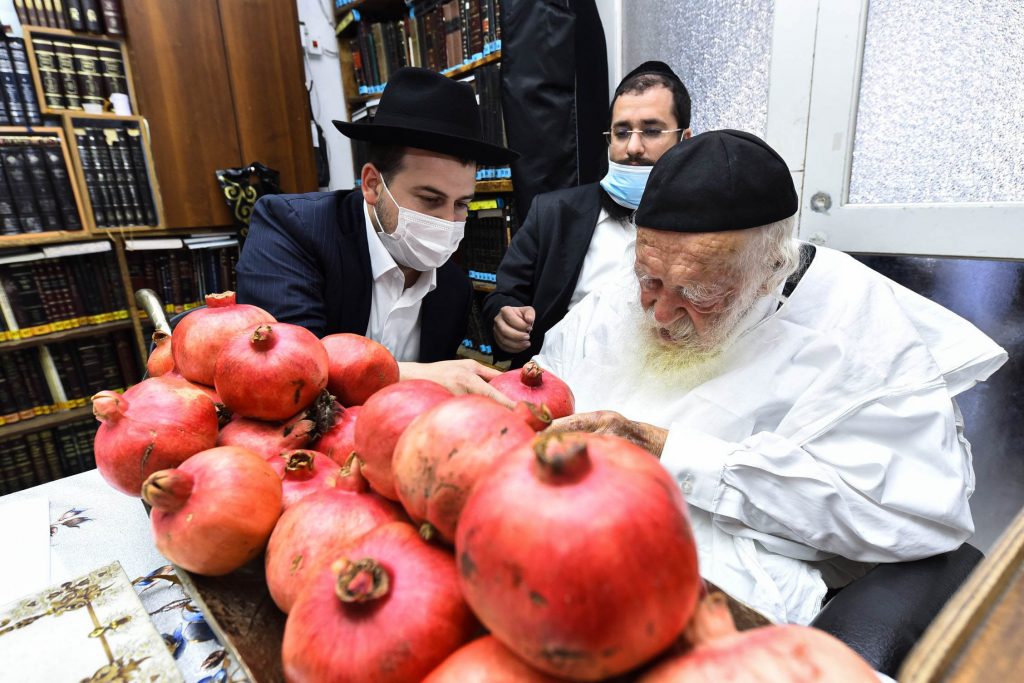 שֶׁיִּרְבּוּ זְכֻיּוֹתֵינוּ כְּרִמּוֹן • דבש ורימונים לקראת ראש השנה בבית שר התורה