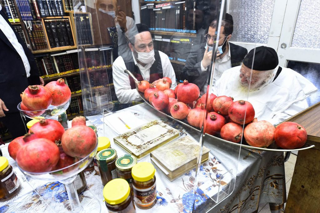 שֶׁיִּרְבּוּ זְכֻיּוֹתֵינוּ כְּרִמּוֹן • דבש ורימונים לקראת ראש השנה בבית שר התורה