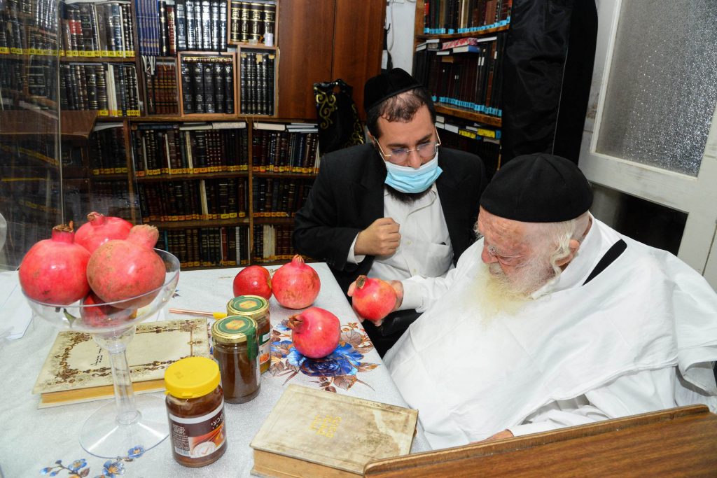 שֶׁיִּרְבּוּ זְכֻיּוֹתֵינוּ כְּרִמּוֹן • דבש ורימונים לקראת ראש השנה בבית שר התורה