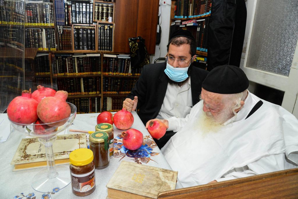 שֶׁיִּרְבּוּ זְכֻיּוֹתֵינוּ כְּרִמּוֹן • דבש ורימונים לקראת ראש השנה בבית שר התורה