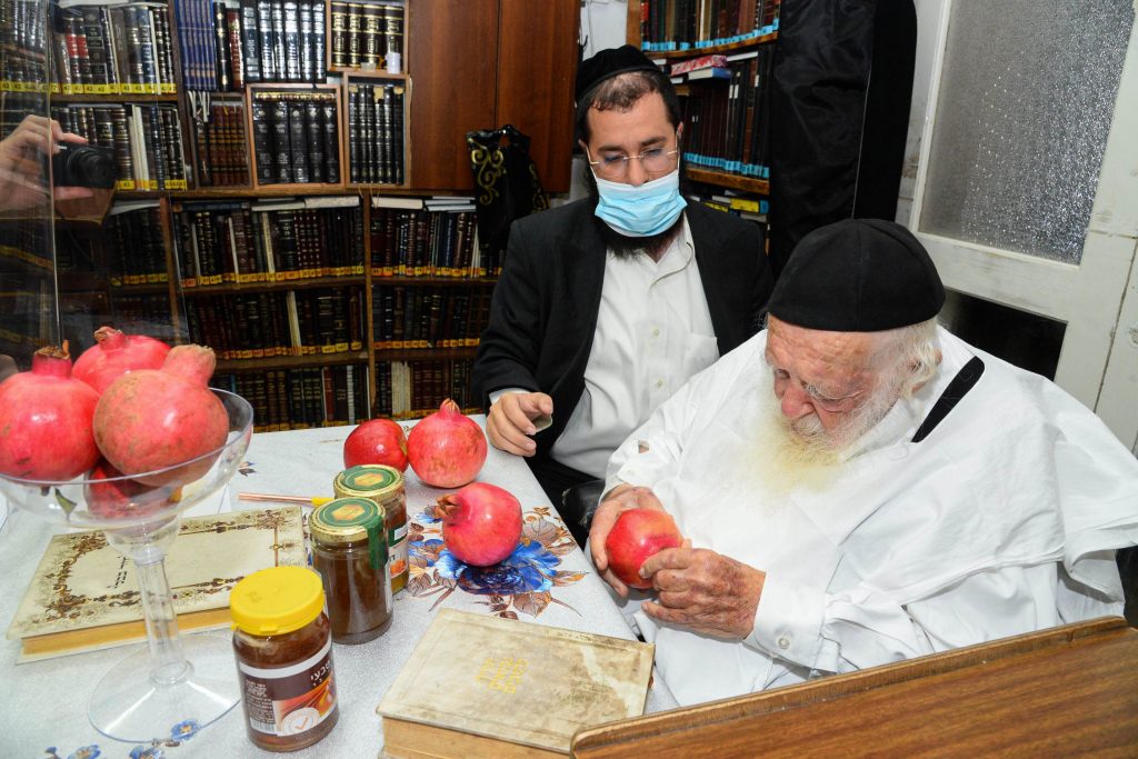 שֶׁיִּרְבּוּ זְכֻיּוֹתֵינוּ כְּרִמּוֹן • דבש ורימונים לקראת ראש השנה בבית שר התורה