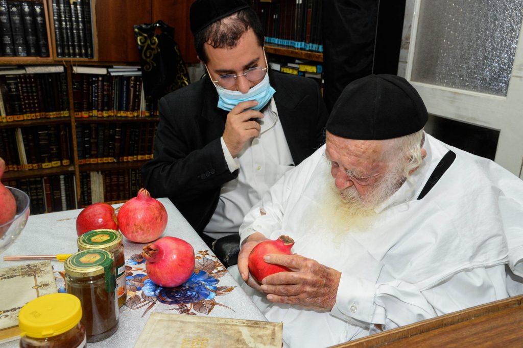 שֶׁיִּרְבּוּ זְכֻיּוֹתֵינוּ כְּרִמּוֹן • דבש ורימונים לקראת ראש השנה בבית שר התורה