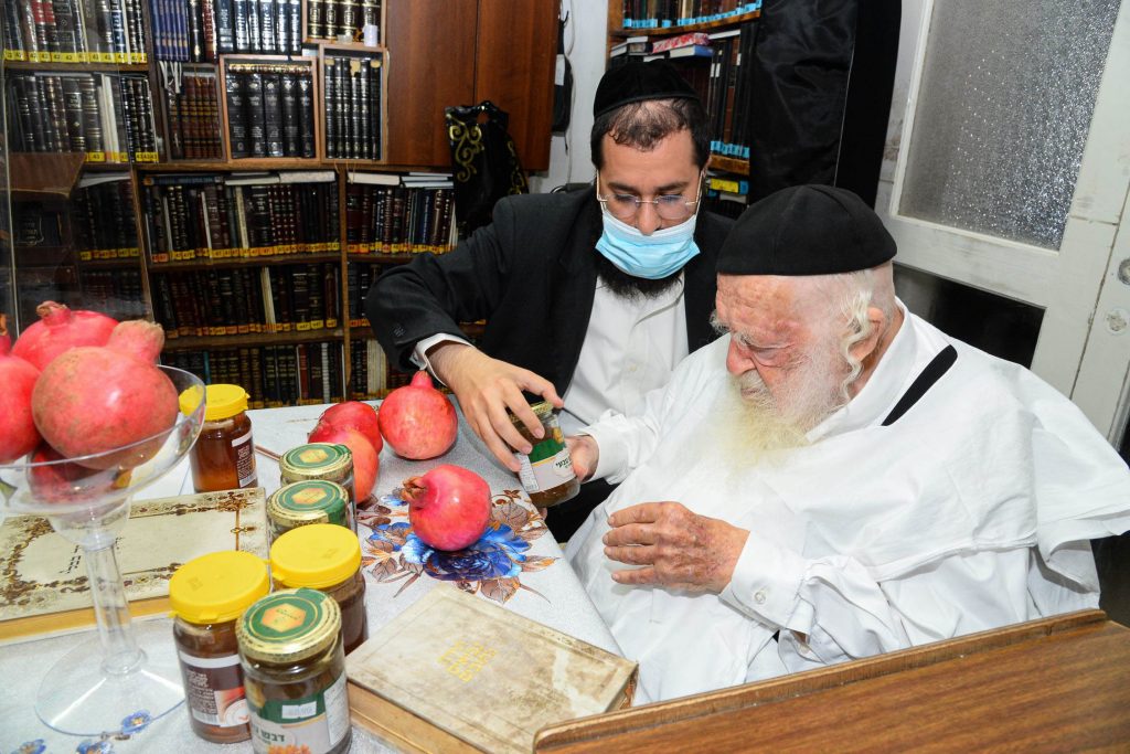 שֶׁיִּרְבּוּ זְכֻיּוֹתֵינוּ כְּרִמּוֹן • דבש ורימונים לקראת ראש השנה בבית שר התורה