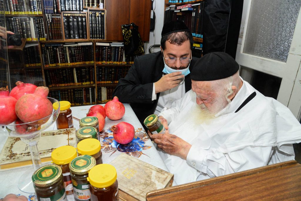 שֶׁיִּרְבּוּ זְכֻיּוֹתֵינוּ כְּרִמּוֹן • דבש ורימונים לקראת ראש השנה בבית שר התורה